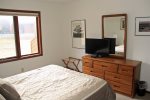 Mammoth Lakes Vacation Rentall Sunrise 32 - Nicely decorated bedroom has a flat screen TV